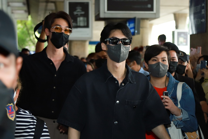 F4 Thái Lan đổ bộ sân bay Tân Sơn Nhất: Trùm kín bưng vẫn thần thái ngời ngời!  - Ảnh 2.