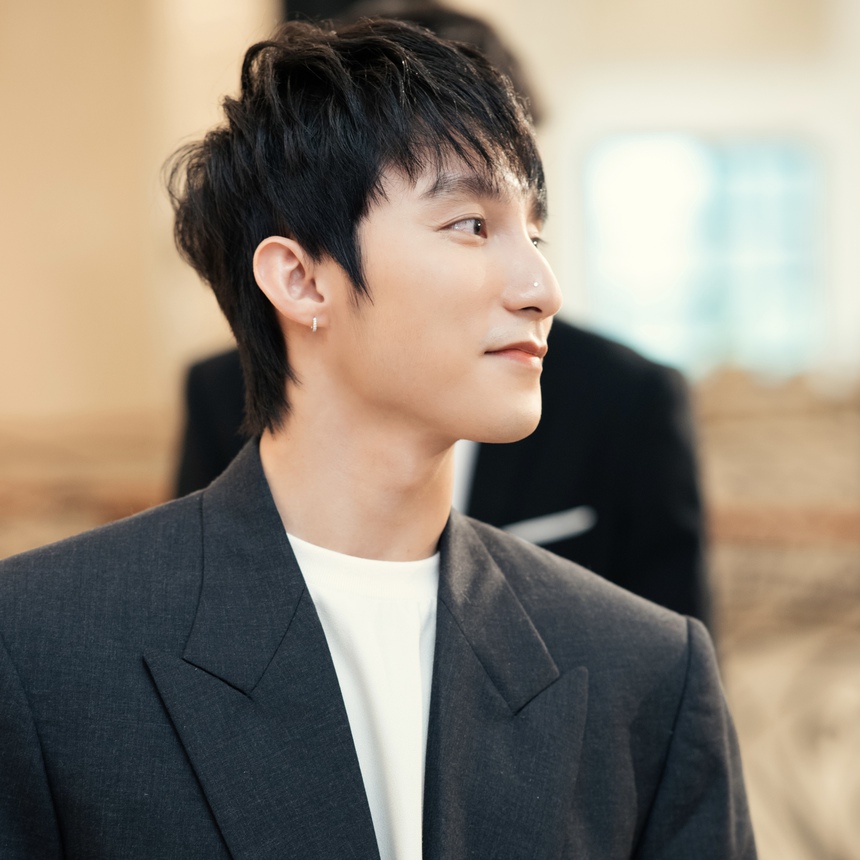 Sơn Tùng khoe cận visual điển trai ở sự kiện, 'team qua đường' bắt gặp thái độ khi fan bất ngờ xin chữ ký  - Ảnh 1.