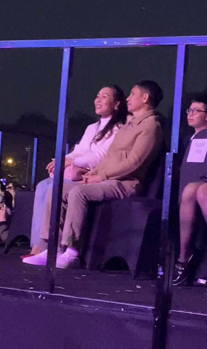 Sơn Tùng M-TP và MONO khi diễn cùng show âm nhạc: Hát toàn hit cũ nhưng ai mới 'cháy' hơn? - Ảnh 17. Sơn Tùng M-TP và MONO khi diễn cùng show âm nhạc: Hát toàn hit cũ nhưng ai mới 'cháy' hơn? - Ảnh 17.