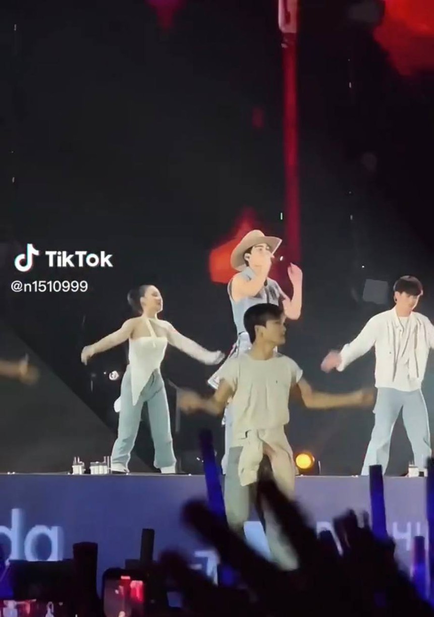 Khoảnh khắc phụ huynh Sơn Tùng M-TP và MONO chăm chú xem 2 con biểu diễn, "chị mẹ" còn làm 1 hành động đúng chuẩn fan girl - Ảnh 4. Khoảnh khắc phụ huynh Sơn Tùng M-TP và MONO chăm chú xem 2 con biểu diễn, "chị mẹ" còn làm 1 hành động đúng chuẩn fan girl - Ảnh 4.