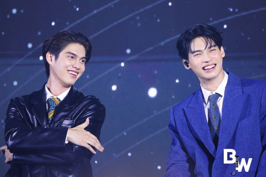 "F4 Thái Lan" đi tour ở Việt Nam: 4 mỹ nam chiêu đãi fan loạt hit, 1 người đang hát bỗng phì cười! - Ảnh 13.