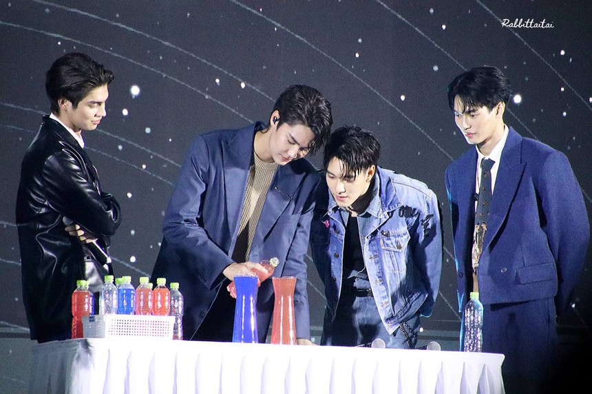 "F4 Thái Lan" đi tour ở Việt Nam: 4 mỹ nam chiêu đãi fan loạt hit, 1 người đang hát bỗng phì cười! - Ảnh 6.