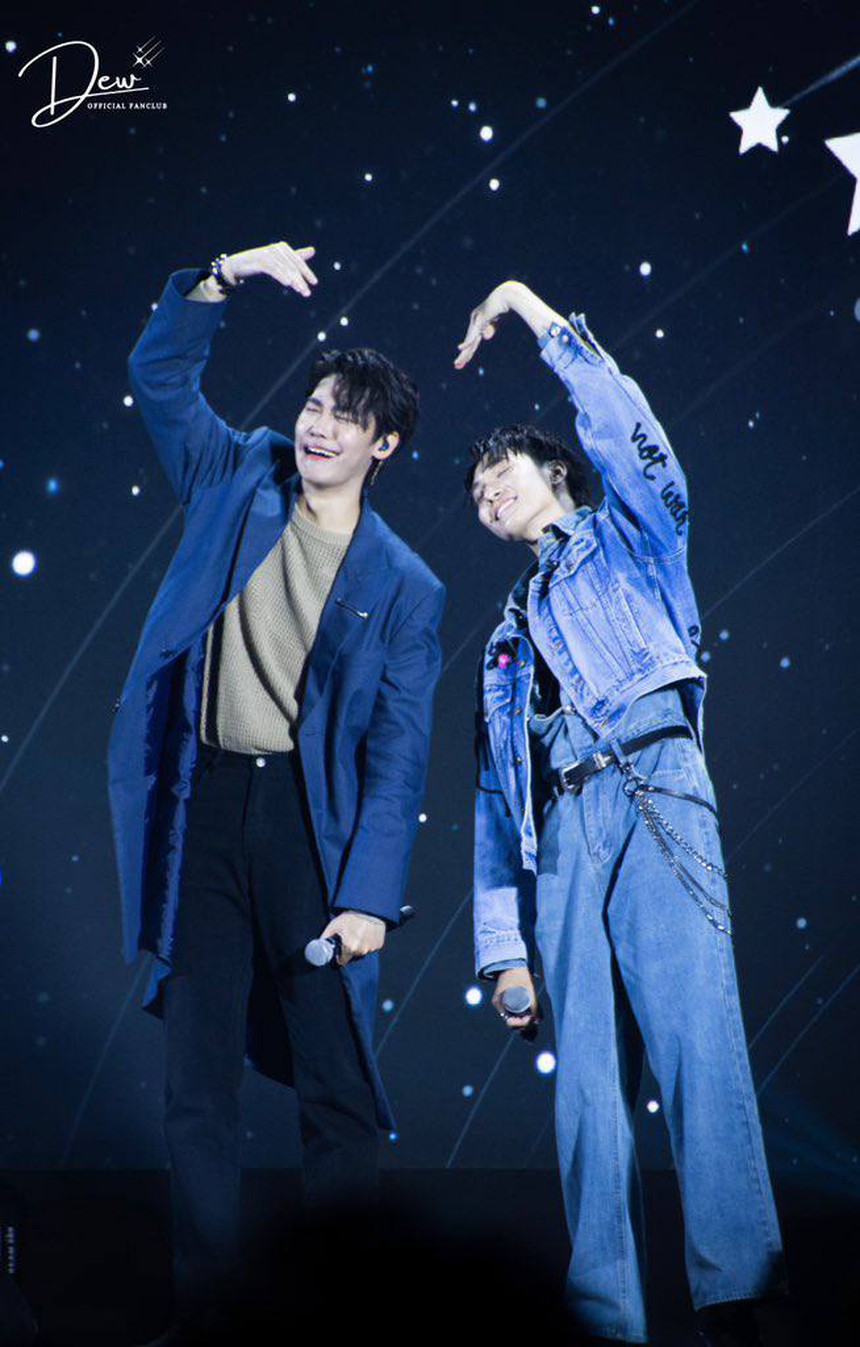 "F4 Thái Lan" đi tour ở Việt Nam: 4 mỹ nam chiêu đãi fan loạt hit, 1 người đang hát bỗng phì cười! - Ảnh 10.