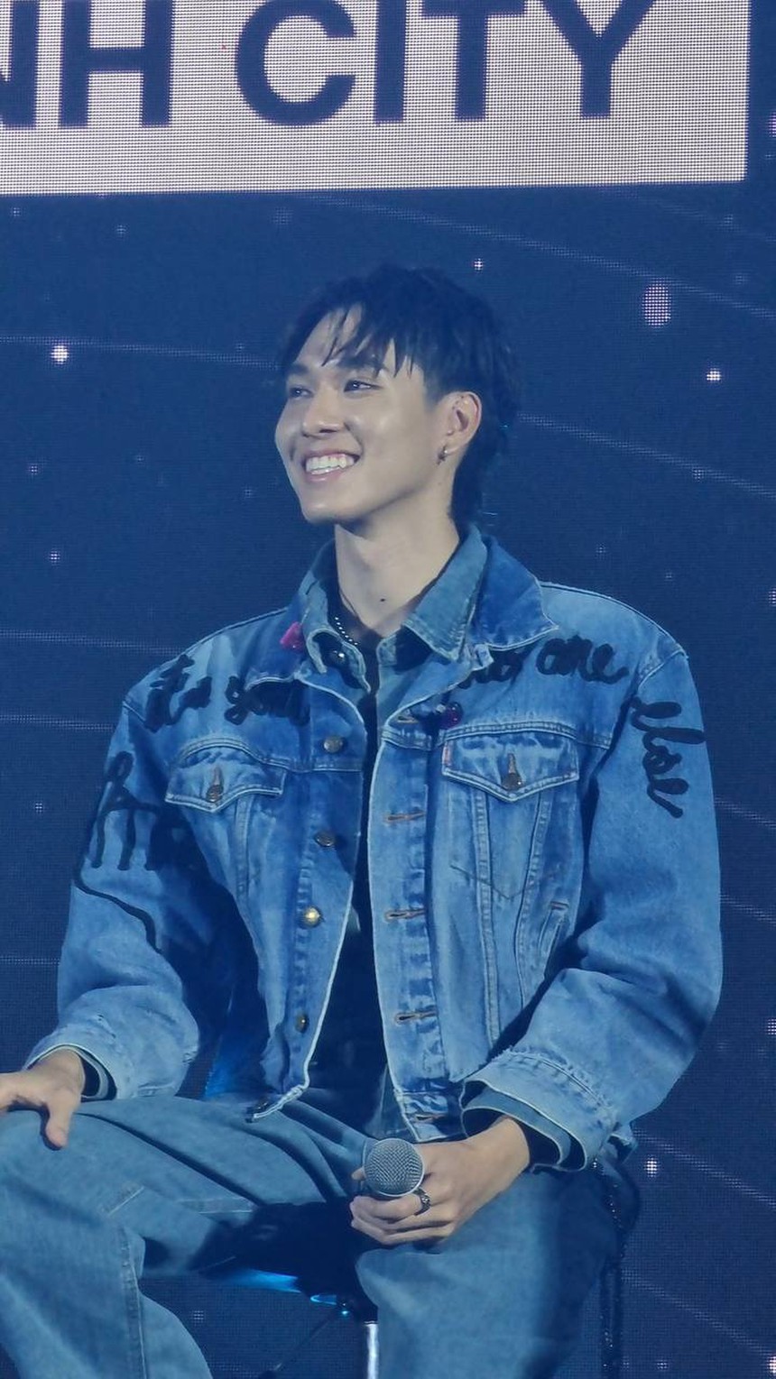 "F4 Thái Lan" đi tour ở Việt Nam: 4 mỹ nam chiêu đãi fan loạt hit, 1 người đang hát bỗng phì cười! - Ảnh 9.