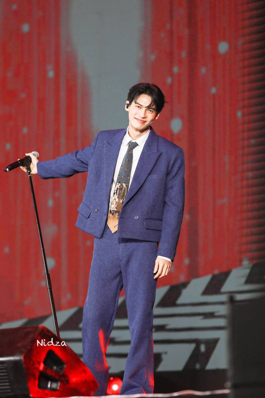 "F4 Thái Lan" đi tour ở Việt Nam: 4 mỹ nam chiêu đãi fan loạt hit, 1 người đang hát bỗng phì cười! - Ảnh 11.