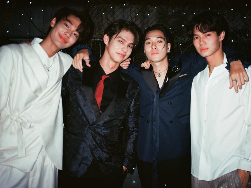 F4 Thái Lan đổ bộ sân bay Tân Sơn Nhất: Trùm kín bưng vẫn thần thái ngời ngời!  - Ảnh 8.