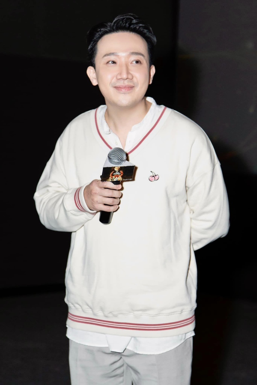 Những vụ ồn ào của sao Việt ở rạp chiếu phim: Trấn Thành bị tố chen hàng, ứng xử kém vẫn chưa bằng Á hậu ngồi gác chân lên ghế - Ảnh 3.