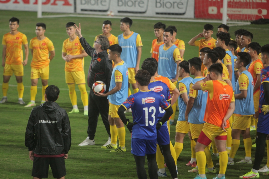 Sao trẻ lò HAGL khen HLV Troussier hết lời, quân bầu Hiển bật mí khó khăn lớn ở U23 Việt Nam - Ảnh 2.