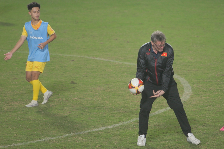 Sao trẻ lò HAGL khen HLV Troussier hết lời, quân bầu Hiển bật mí khó khăn lớn ở U23 Việt Nam - Ảnh 1.