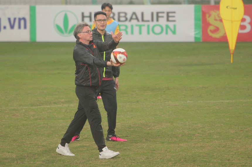 Sao trẻ lò HAGL khen HLV Troussier hết lời, quân bầu Hiển bật mí khó khăn lớn ở U23 Việt Nam - Ảnh 3.