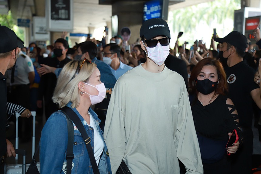 Dàn nam thần F4 Thái Lan khiến sân bay Tân Sơn Nhất 'bùng nổ', các fans 'đứng ngồi không yên' khi gặp thần tượng - Ảnh 8.