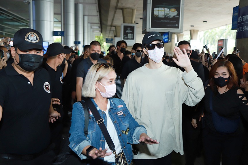 Dàn nam thần F4 Thái Lan khiến sân bay Tân Sơn Nhất 'bùng nổ', các fans 'đứng ngồi không yên' khi gặp thần tượng - Ảnh 9.