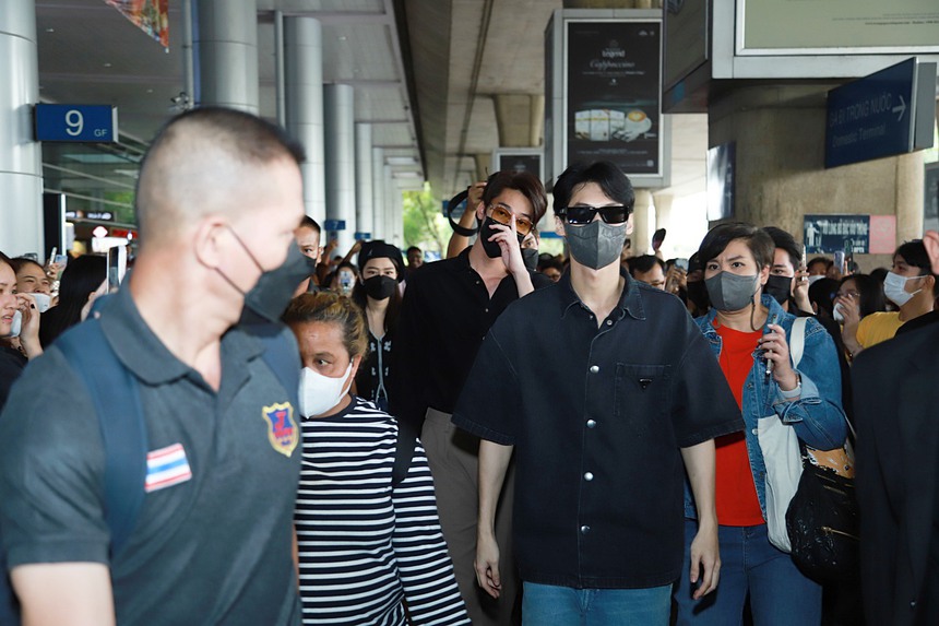Dàn nam thần F4 Thái Lan khiến sân bay Tân Sơn Nhất 'bùng nổ', các fans 'đứng ngồi không yên' khi gặp thần tượng - Ảnh 7.