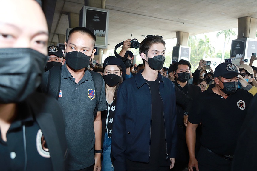 Dàn nam thần F4 Thái Lan khiến sân bay Tân Sơn Nhất 'bùng nổ', các fans 'đứng ngồi không yên' khi gặp thần tượng - Ảnh 2.