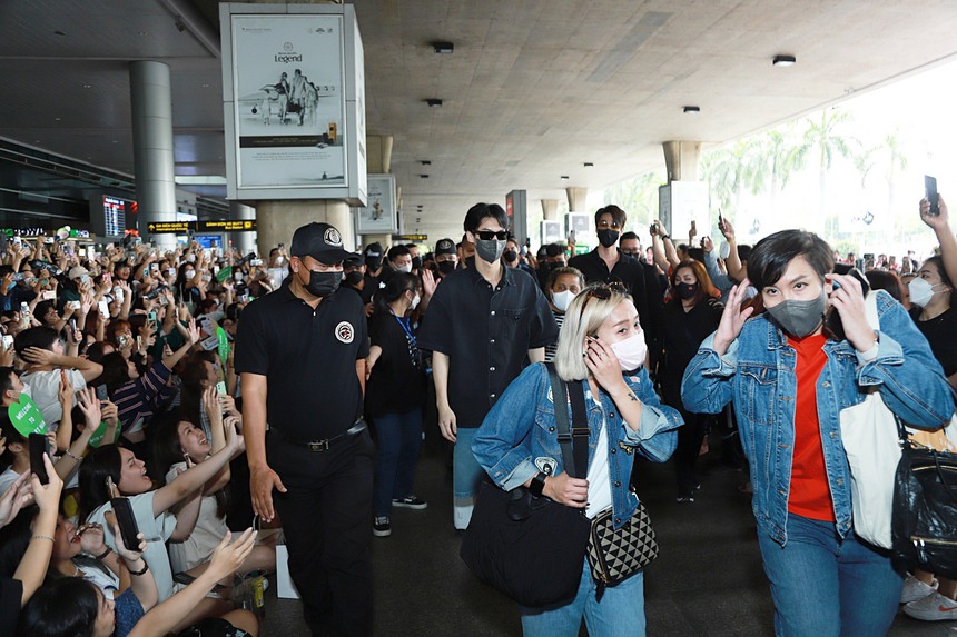 Dàn nam thần F4 Thái Lan khiến sân bay Tân Sơn Nhất 'bùng nổ', các fans 'đứng ngồi không yên' khi gặp thần tượng - Ảnh 5.