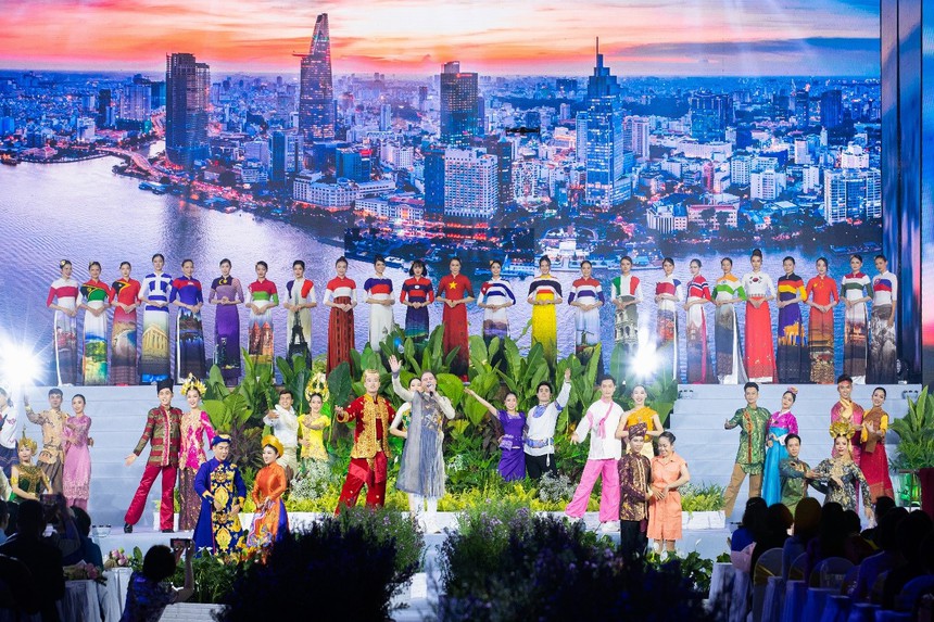 BST Ngọc Viễn Đông của NTK Đỗ Trịnh Hoài Nam quảng bá du lịch Việt ra thế giới - Ảnh 9.