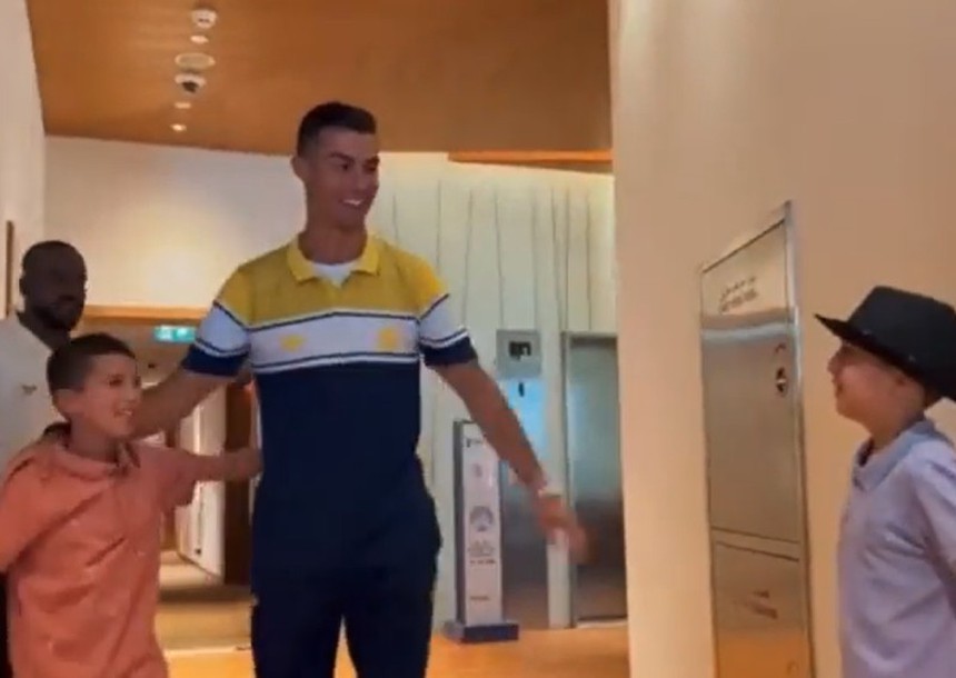 Nghĩa cử đẹp: Ronaldo gửi máy bay cứu trợ tới nạn nhân của vụ động đất  - Ảnh 3.