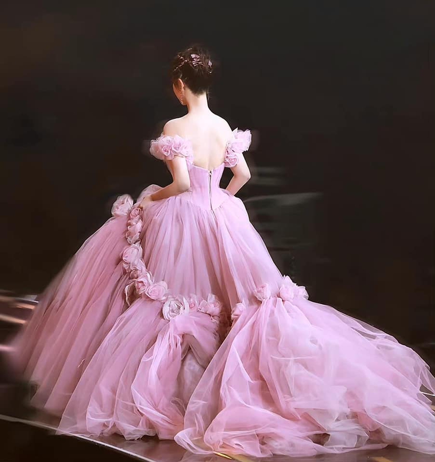 Khoe ảnh lưng trần, Địch Lệ Nhiệt Ba và Dương Tử bị đặt lên bàn cân so sánh, netizen tranh cãi kịch liệt  - Ảnh 2.