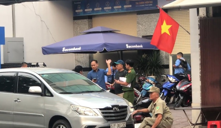 TP.HCM: Bắt 2 đối tượng liên quan đến vụ dùng súng cướp ngân hàng - Ảnh 1.