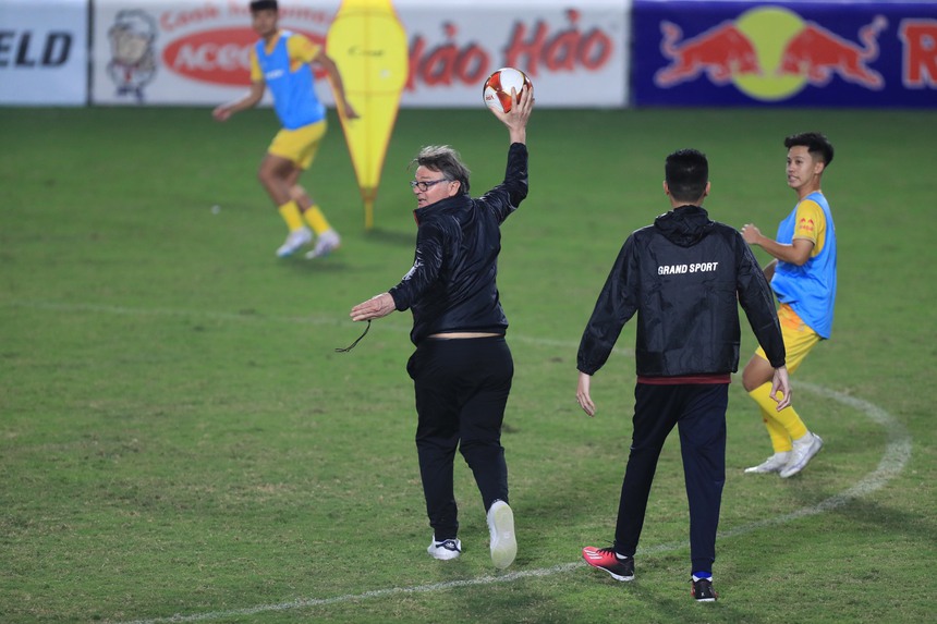 Những ngày đầu tiên của ông Troussier có gì khác ông Park? - Ảnh 1.