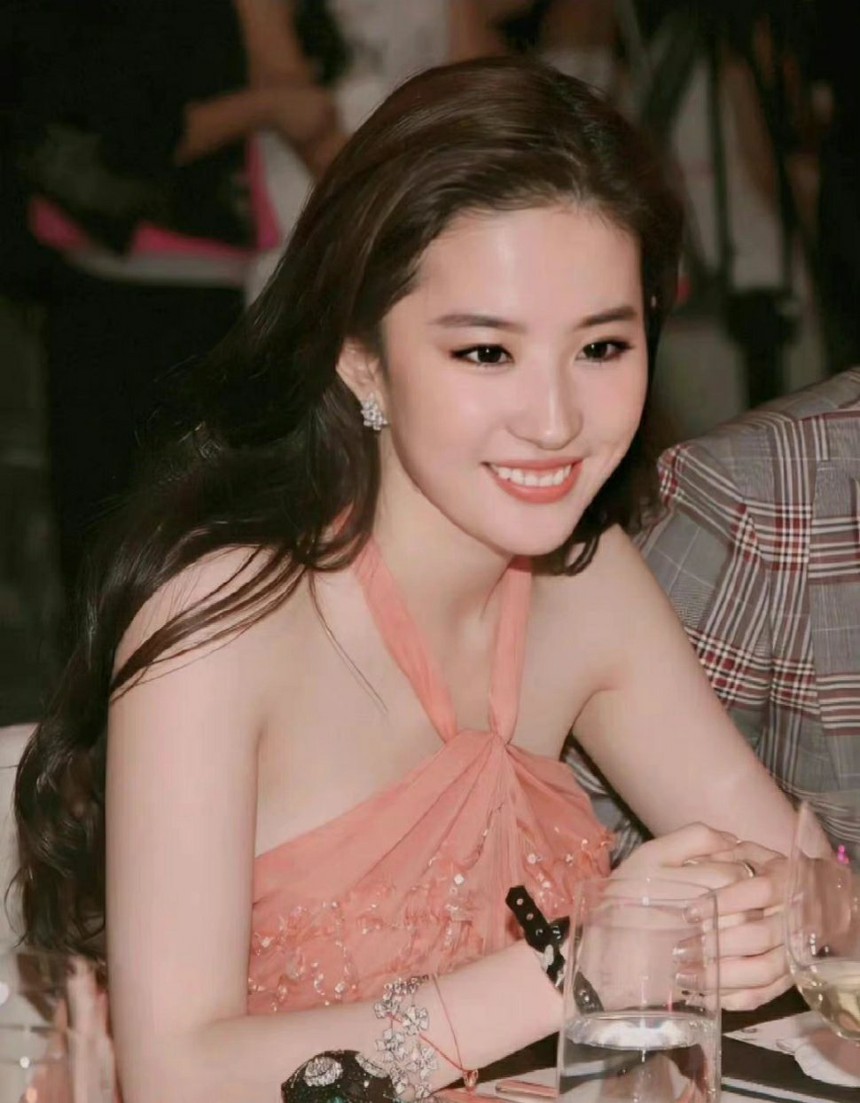 Lưu Diệc Phi lại gây sốt với loạt ảnh cũ, cư dân mạng chê 'ăn mày quá khứ' - Ảnh 1.