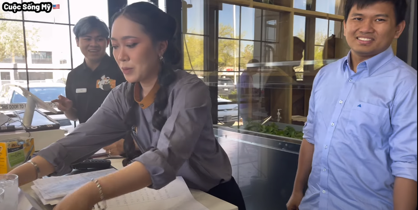 Vương Phạm chạm mặt Khoa Pug trong buổi khai trương nhà hàng lẩu, nhưng thái độ khiến fan khó hiểu: Liệu có nối lại tình xưa?  - Ảnh 2.