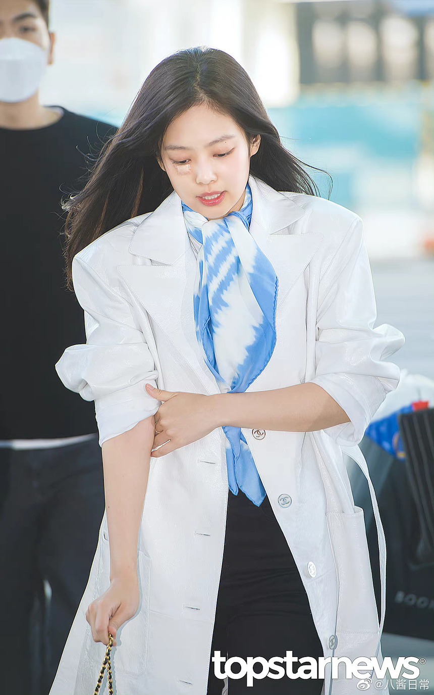 Xuất hiện với chấn thương mặt, Jennie Blackpink gây xót xa vì làm điều này - Ảnh 4.