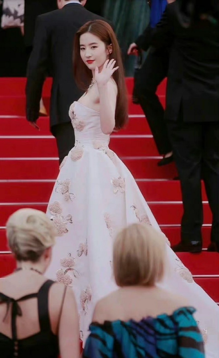 Lưu Diệc Phi lại gây sốt với loạt ảnh cũ, cư dân mạng chê 'ăn mày quá khứ' - Ảnh 3.