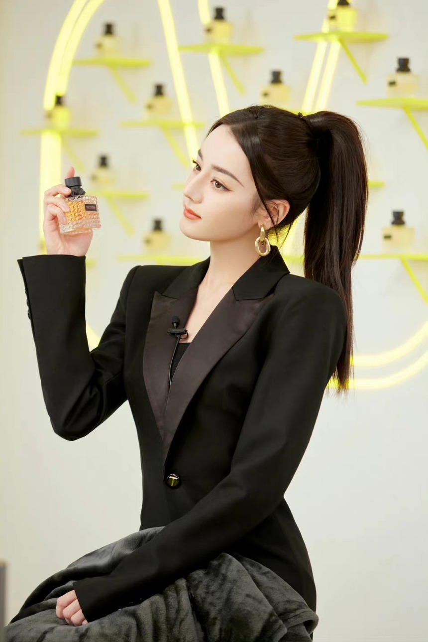 Vừa tái xuất, Địch Lệ Nhiệt Ba đã lên hotsearch với loạt sự cố đáng yêu - Ảnh 1.