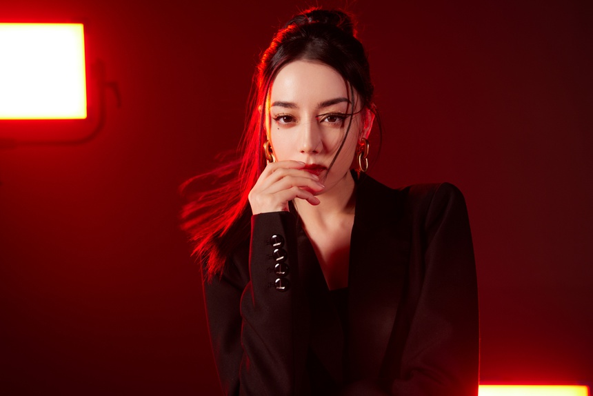 Địch Lệ Nhiệt Ba không công khai tình cảm vì scandal bạo hành của Hoàng Cảnh Du? - Ảnh 1. Địch Lệ Nhiệt Ba không công khai tình cảm vì scandal bạo hành của Hoàng Cảnh Du? - Ảnh 1.