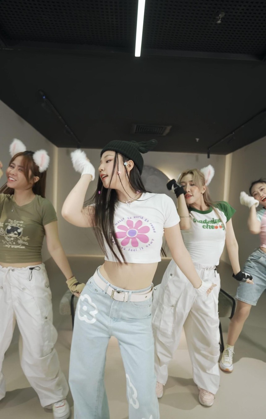 AMEE cùng Mỹ Diệu và dàn "hot meo" xâm chiếm trái đất với Ưng Quá Chừng - Ảnh 3.