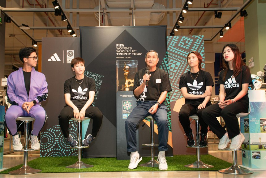 "Soi" công nghệ bên trong trái bóng đấu OCEAUNZ và ngắm cúp vàng World Cup nữ 2023 tại Việt Nam - Ảnh 3.