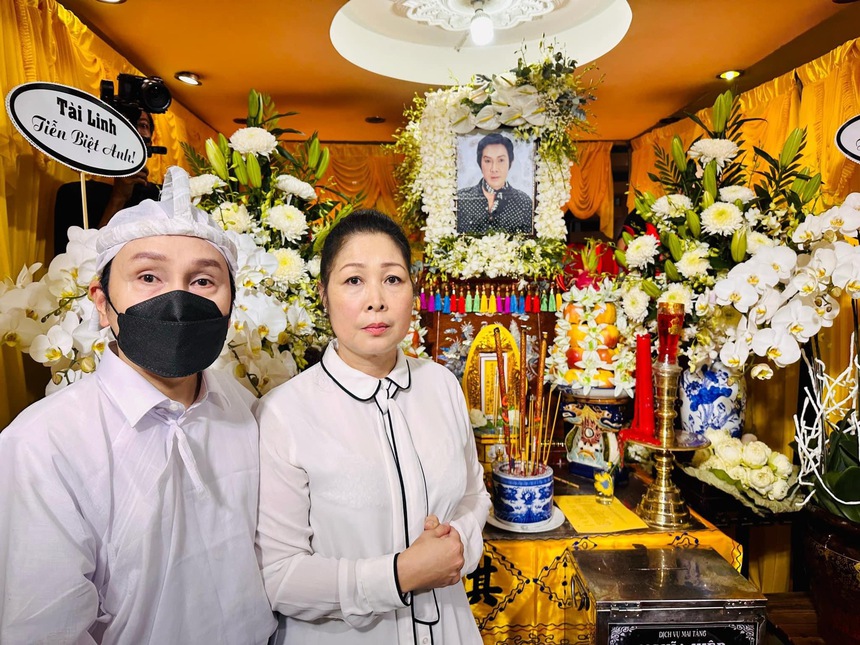 MC Quyền Linh chạy xe máy, Lệ Thủy và dàn sao Việt đến viếng cố NS Vũ Linh trong đêm - Ảnh 7. MC Quyền Linh chạy xe máy, Lệ Thủy và dàn sao Việt đến viếng cố NS Vũ Linh trong đêm - Ảnh 7.