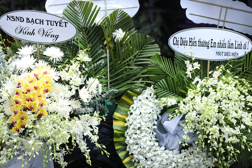 Tang lễ NSƯT Vũ Linh: Hoa viếng phủ kín, đông khán giả đến tiễn biệt, Mỹ Tâm và dàn sao Việt thương xót - Ảnh 13.
