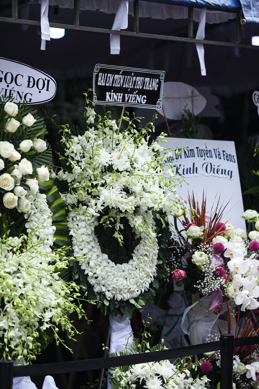 Tang lễ NSƯT Vũ Linh: Hoa viếng phủ kín, đông khán giả đến tiễn biệt, Mỹ Tâm và dàn sao Việt thương xót - Ảnh 15.