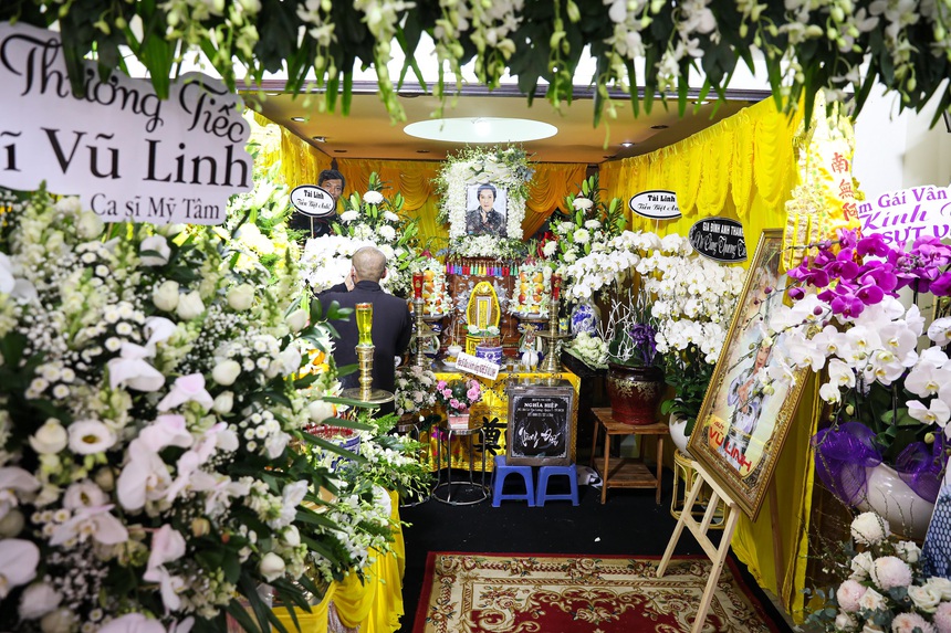 Khán giả xếp hàng dài viếng, YouTuber hiếu kỳ đổ về kín đường tại đám tang NS Vũ Linh - Ảnh 9. Khán giả xếp hàng dài viếng, YouTuber hiếu kỳ đổ về kín đường tại đám tang NS Vũ Linh - Ảnh 9.