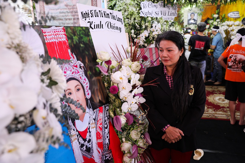 Tang lễ NSƯT Vũ Linh: Hoa viếng phủ kín, đông khán giả đến tiễn biệt, Mỹ Tâm và dàn sao Việt thương xót - Ảnh 12.