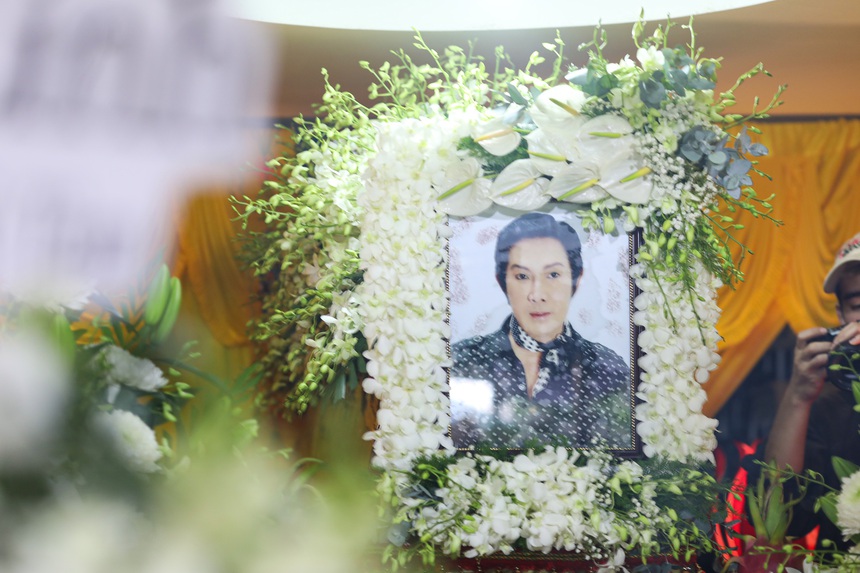 Tang lễ NSƯT Vũ Linh: Hoa viếng phủ kín, đông khán giả đến tiễn biệt, Mỹ Tâm và dàn sao Việt thương xót - Ảnh 4.