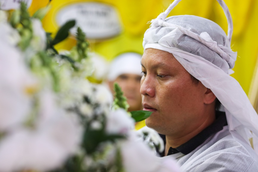 Tang lễ NSƯT Vũ Linh: Hoa viếng phủ kín, đông khán giả đến tiễn biệt, Mỹ Tâm và dàn sao Việt thương xót - Ảnh 8.