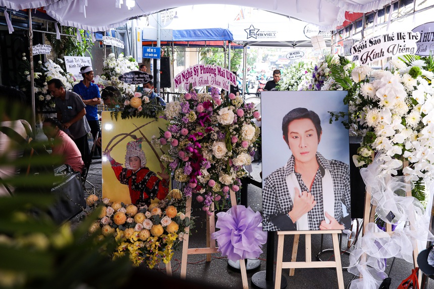 Tang lễ NSƯT Vũ Linh: Hoa viếng phủ kín, đông khán giả đến tiễn biệt, Mỹ Tâm và dàn sao Việt thương xót - Ảnh 5.