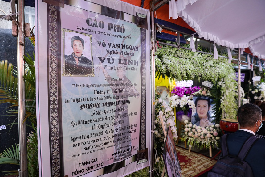 Tang lễ NSƯT Vũ Linh: Hoa viếng phủ kín, đông khán giả đến tiễn biệt, Mỹ Tâm và dàn sao Việt thương xót - Ảnh 24.