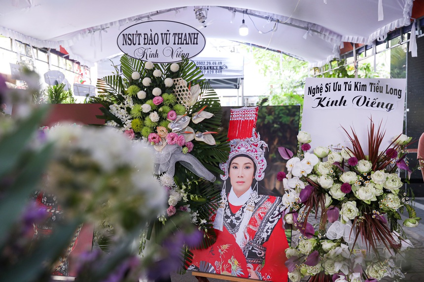 Tang lễ NSƯT Vũ Linh: Hoa viếng phủ kín, đông khán giả đến tiễn biệt, Mỹ Tâm và dàn sao Việt thương xót - Ảnh 6.