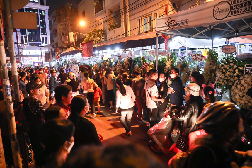 Khán giả xếp hàng dài viếng, YouTuber hiếu kỳ đổ về kín đường tại đám tang NS Vũ Linh - Ảnh 7. Khán giả xếp hàng dài viếng, YouTuber hiếu kỳ đổ về kín đường tại đám tang NS Vũ Linh - Ảnh 7.