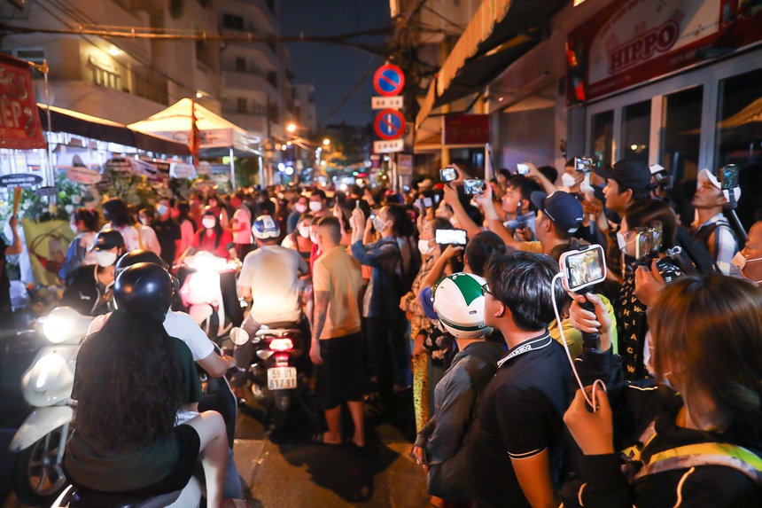 Khán giả xếp hàng dài viếng, YouTuber hiếu kỳ đổ về kín đường tại đám tang NS Vũ Linh - Ảnh 5. Khán giả xếp hàng dài viếng, YouTuber hiếu kỳ đổ về kín đường tại đám tang NS Vũ Linh - Ảnh 5.