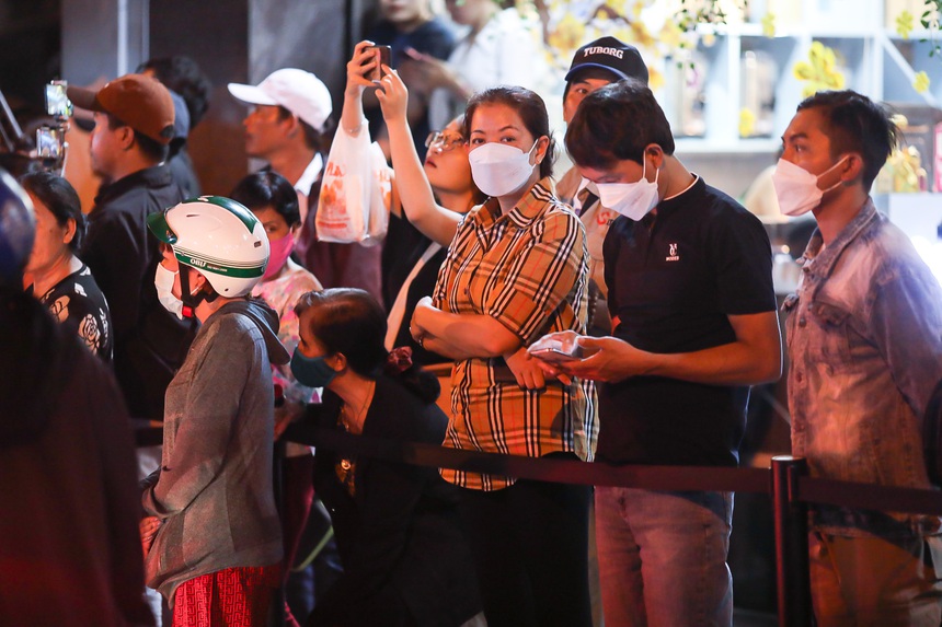 Khán giả xếp hàng dài viếng, YouTuber hiếu kỳ đổ về kín đường tại đám tang NS Vũ Linh - Ảnh 4. Khán giả xếp hàng dài viếng, YouTuber hiếu kỳ đổ về kín đường tại đám tang NS Vũ Linh - Ảnh 4.