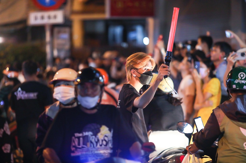 Khán giả xếp hàng dài viếng, YouTuber hiếu kỳ đổ về kín đường tại đám tang NS Vũ Linh - Ảnh 8. Khán giả xếp hàng dài viếng, YouTuber hiếu kỳ đổ về kín đường tại đám tang NS Vũ Linh - Ảnh 8.