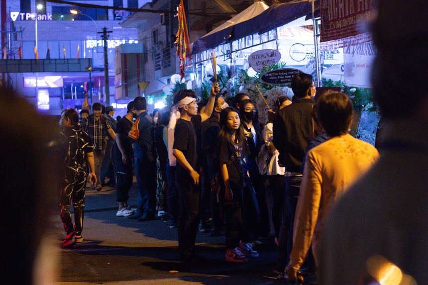 MC Quyền Linh chạy xe máy, Lệ Thủy và dàn sao Việt đến viếng cố NS Vũ Linh trong đêm - Ảnh 13. MC Quyền Linh chạy xe máy, Lệ Thủy và dàn sao Việt đến viếng cố NS Vũ Linh trong đêm - Ảnh 13.