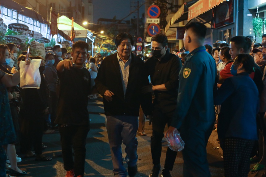 MC Quyền Linh chạy xe máy, Lệ Thủy và dàn sao Việt đến viếng cố NS Vũ Linh trong đêm - Ảnh 10. MC Quyền Linh chạy xe máy, Lệ Thủy và dàn sao Việt đến viếng cố NS Vũ Linh trong đêm - Ảnh 10.