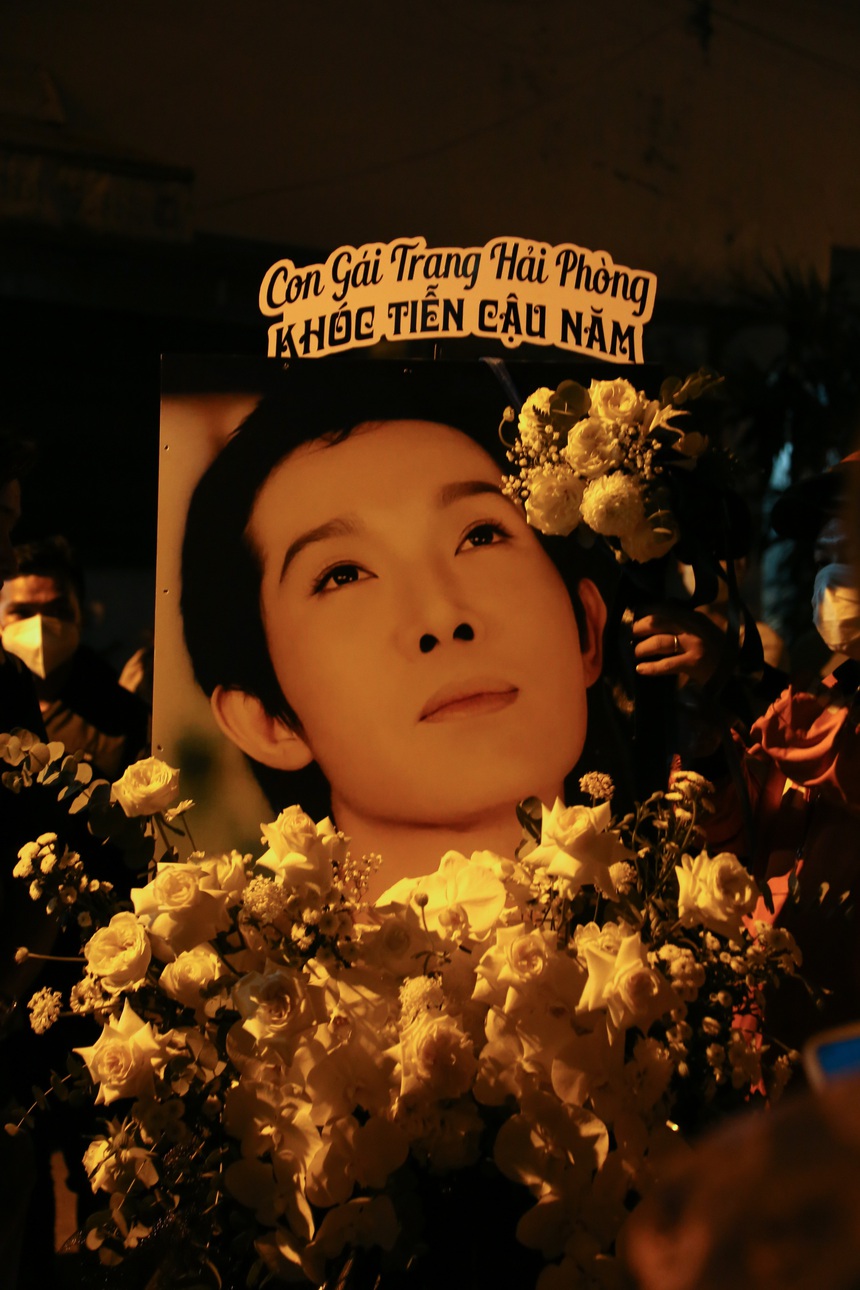 MC Quyền Linh chạy xe máy, Lệ Thủy và dàn sao Việt đến viếng cố NS Vũ Linh trong đêm - Ảnh 11. MC Quyền Linh chạy xe máy, Lệ Thủy và dàn sao Việt đến viếng cố NS Vũ Linh trong đêm - Ảnh 11.