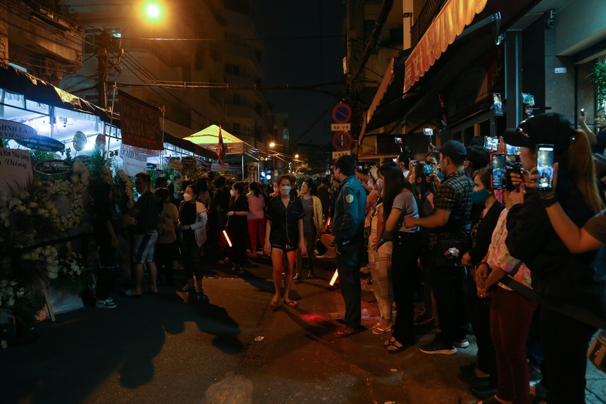 MC Quyền Linh chạy xe máy, Lệ Thủy và dàn sao Việt đến viếng cố NS Vũ Linh trong đêm - Ảnh 12. MC Quyền Linh chạy xe máy, Lệ Thủy và dàn sao Việt đến viếng cố NS Vũ Linh trong đêm - Ảnh 12.